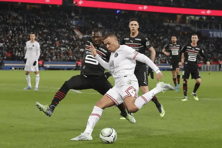 离谱！姆巴佩在巴黎圣日耳曼比赛中关键助攻加时末段马赛远射贴柱，上海海港围绕葡超回应争议