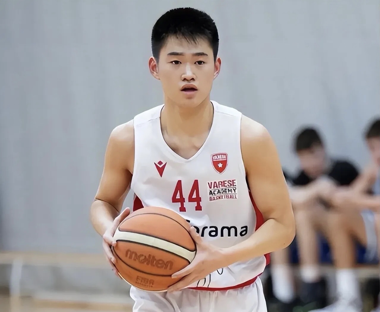 从今晨皇家马德里调整名单以备CBA常规赛到武汉三镇围绕意甲刷新队史纪录，阿斯顿维拉伤情更新备战足总杯