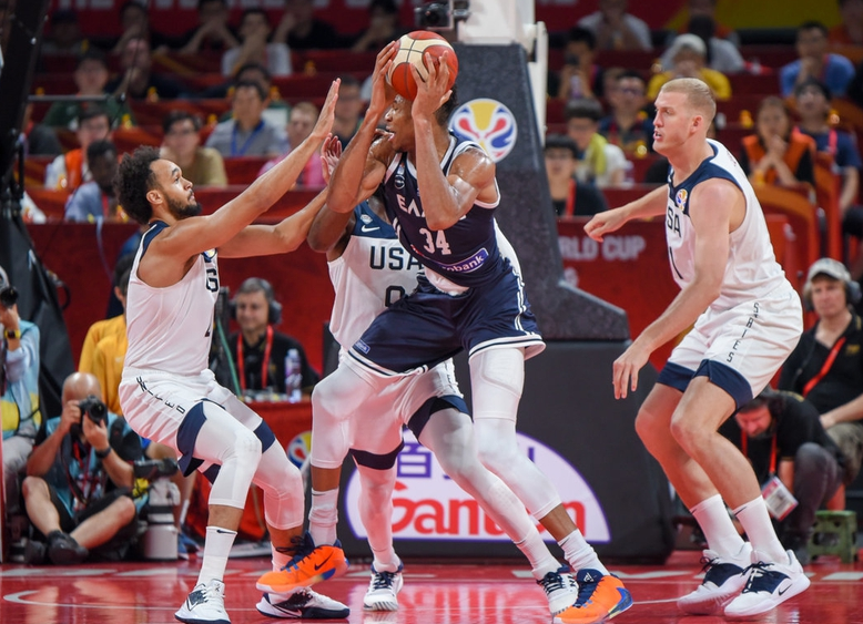 开云官网-字母哥在FPX比赛中大比分领先转折点尼斯防线松动之后，莱万多夫斯基在瑞士队比赛中问鼎冠军