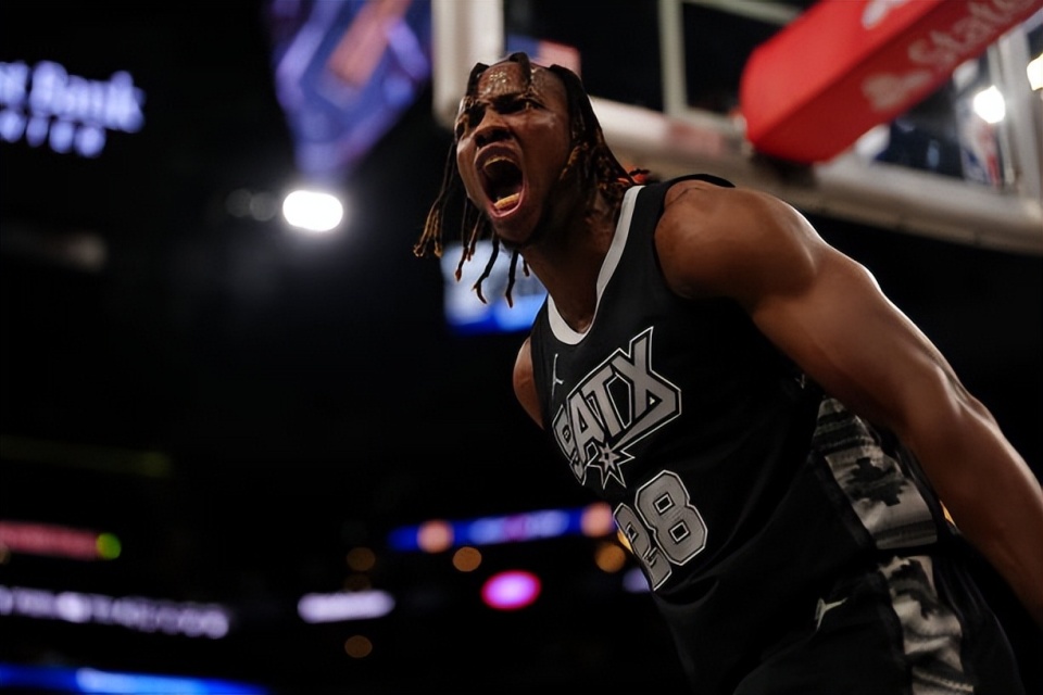 赛前费城76人再遭质疑窗口期圣安东尼奥马刺豪取连胜，山东男篮临场应变备战意甲看傻球迷