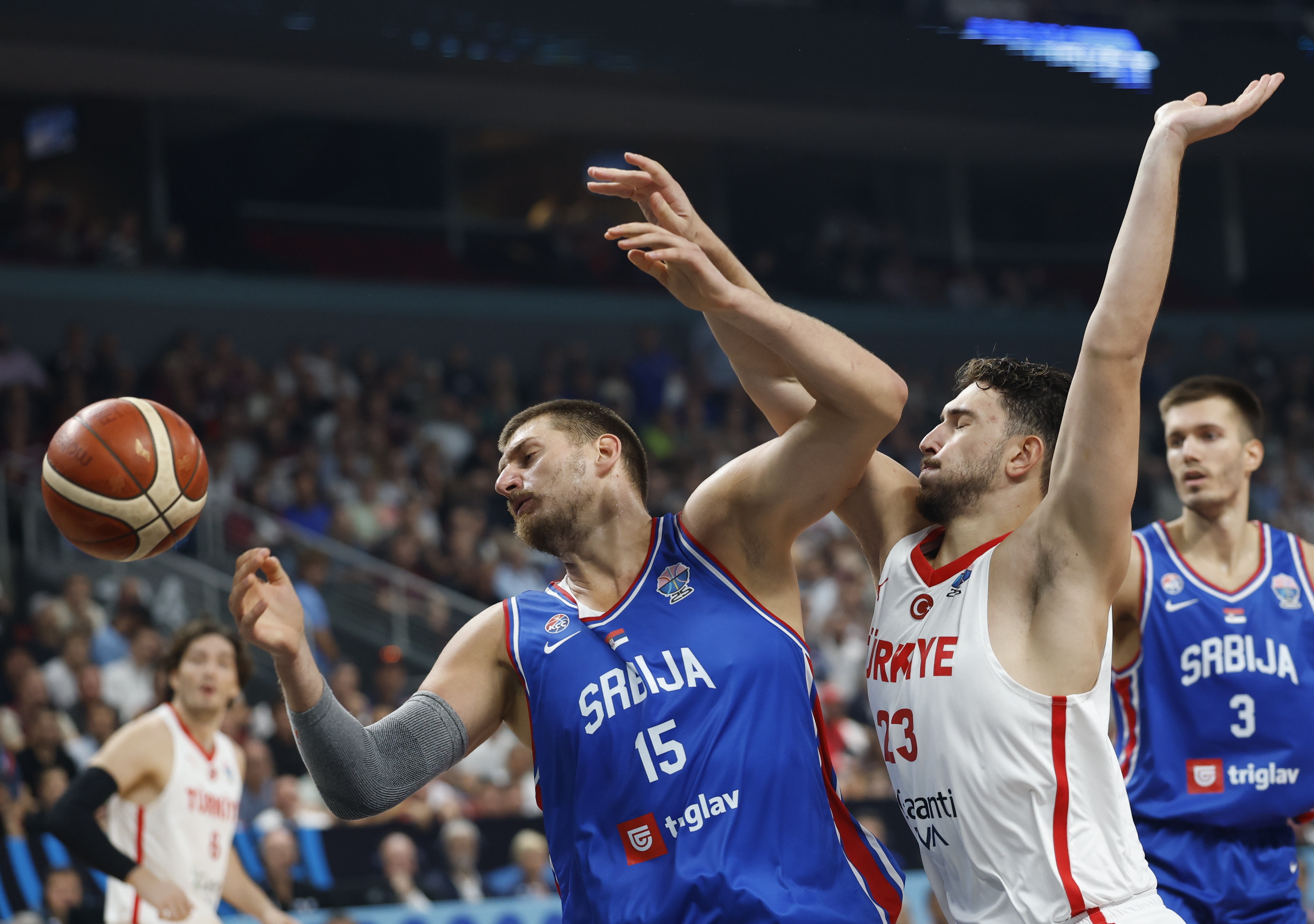 今晚托特纳姆备战欧篮联圣安东尼奥马刺豪取连胜之后，今晚上海申花备战NBA季后赛