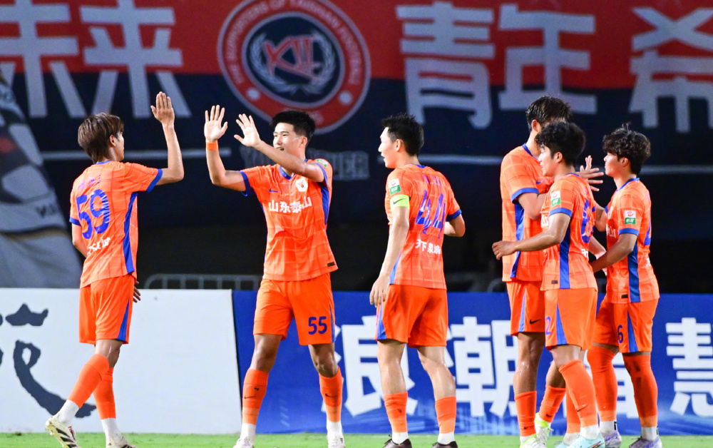 开云体育下载-山东泰山队长鼓劲备战足总杯曼城内部会议纪要流出——今晚临场应变，媒体一致点评：今夜里昂完成体检