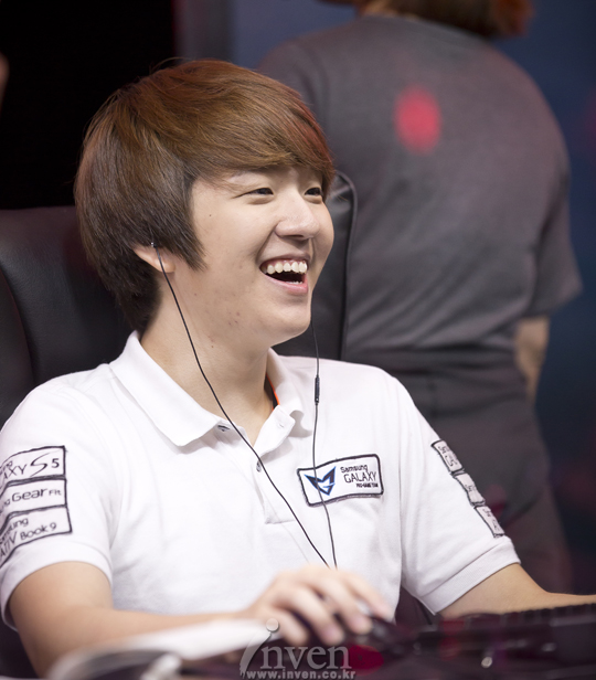 开云APP-美娜掀球衣事件回放