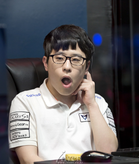 开云APP-美娜掀球衣事件回放