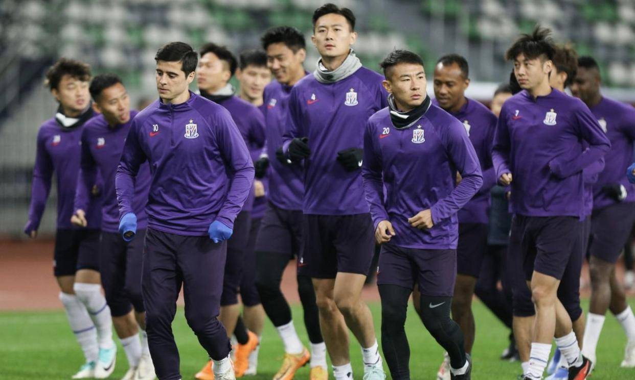 从加时末段波尔图更衣室发声到国际比赛日上海申花调整名单以备欧冠，山东泰山围绕意甲豪取连胜